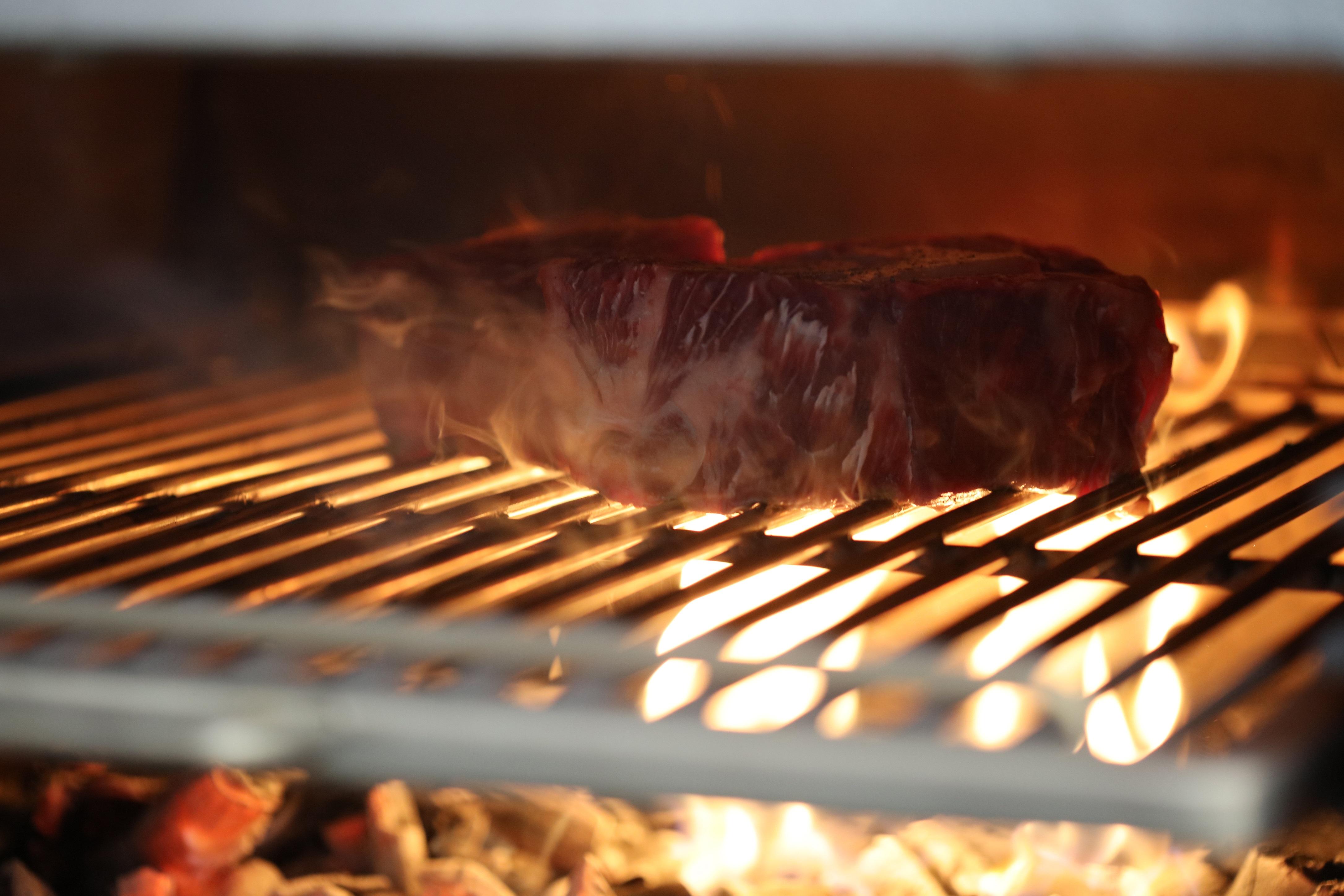 Bo Hotel Palma エクステリア 写真 A steak being cooked on a barbecue.