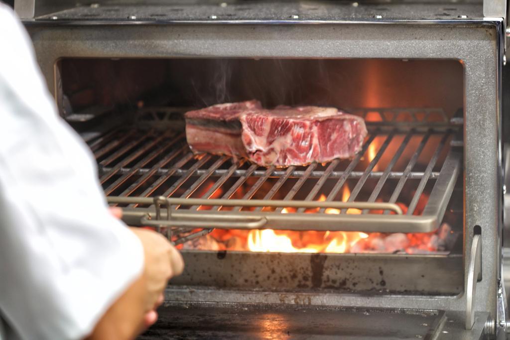 Bo Hotel Palma エクステリア 写真 A steak being cooked on a barbecue